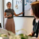 Kvinde holder præsentation i mødelokale som illustration af corporate feminisme og kvinder i arbejdslivet