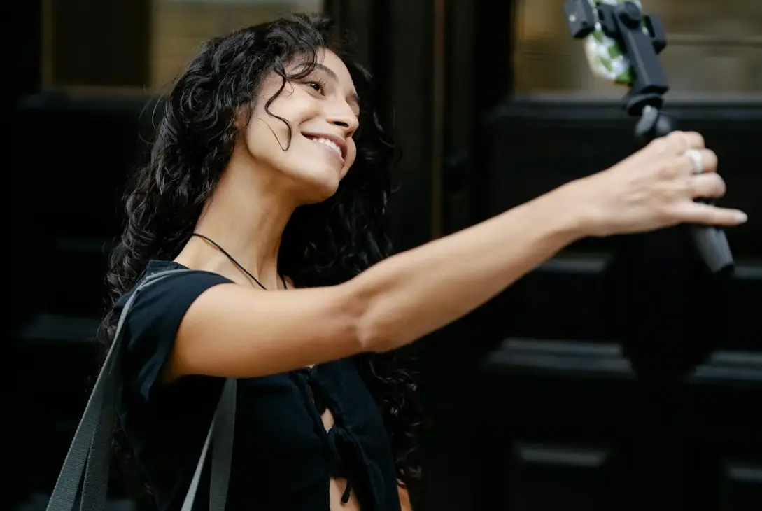 Influencer-kultur på sociale medier med selfie, smartphone og iscenesat byliv