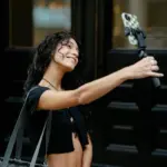 Influencer-kultur på sociale medier med selfie, smartphone og iscenesat byliv
