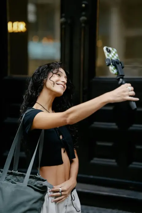 Influencer-kultur på sociale medier med selfie, smartphone og iscenesat byliv