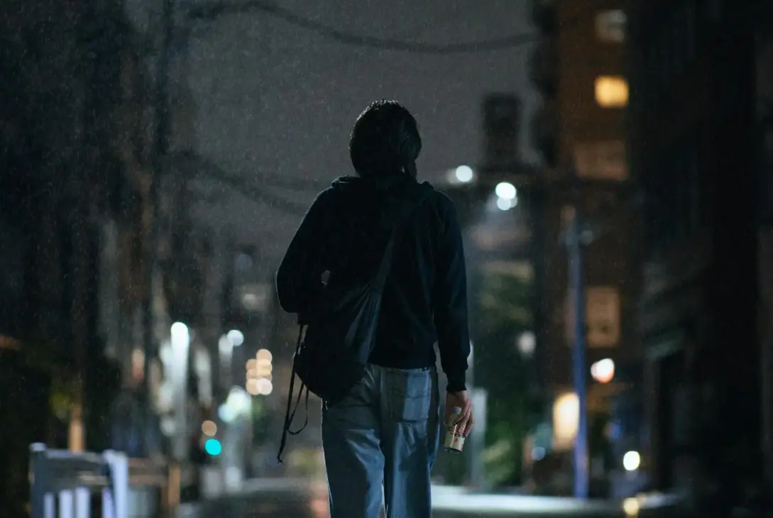 Urban loneliness i storbyen med en kvinde alene i nattelys