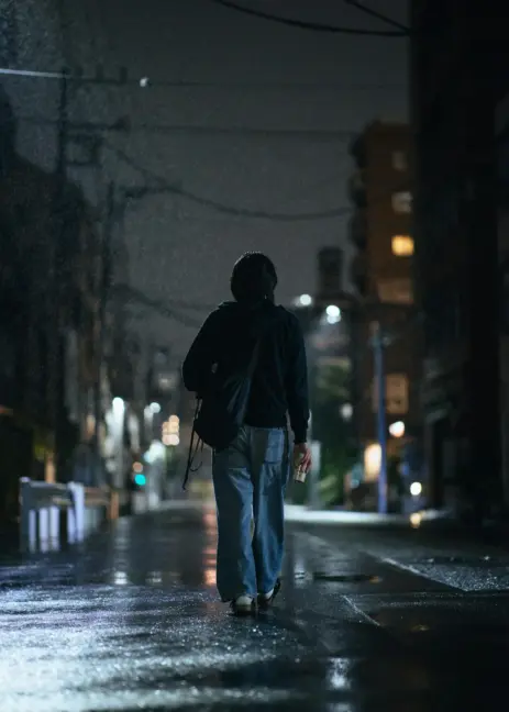 Urban loneliness i storbyen med en kvinde alene i nattelys